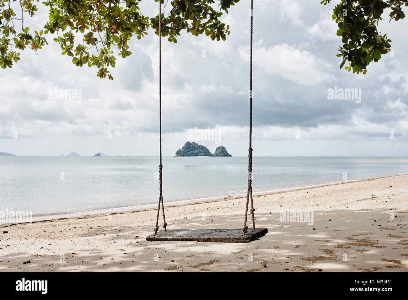 Tailandia Ko Yao Noi, columpio en la playa Foto de stock