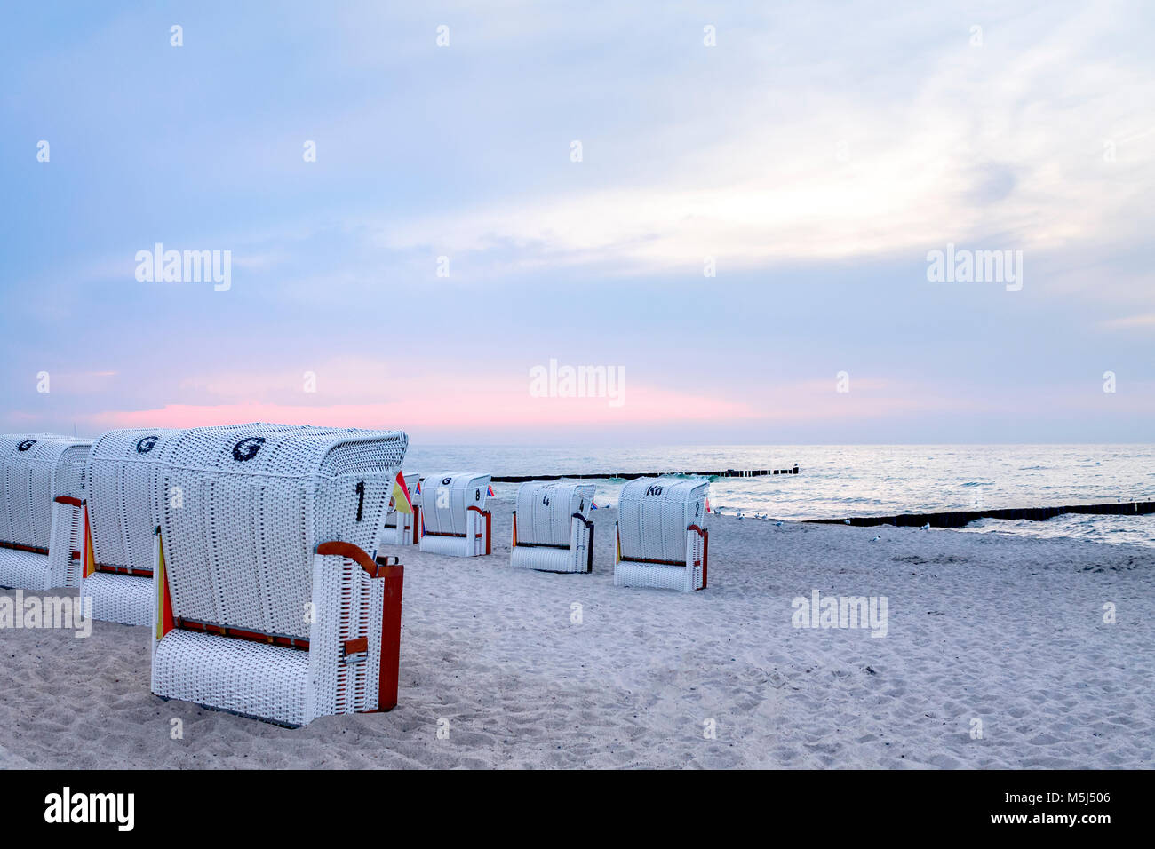 En Alemania, el Estado federado de Mecklemburgo-Pomerania Occidental, Mar Báltico Seaside Resort Kuehlungsborn en la mañana Foto de stock