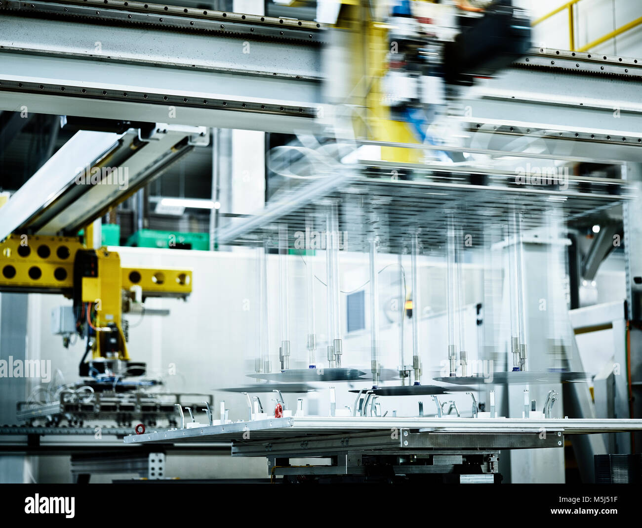 Mover el robot industrial en metalurgia Foto de stock