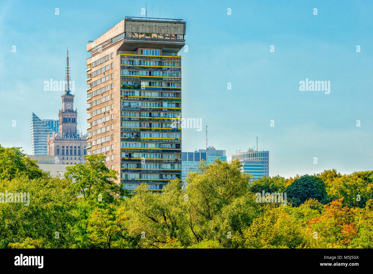Polonia, Varsovia, vistas a la torre de apartamentos Foto de stock