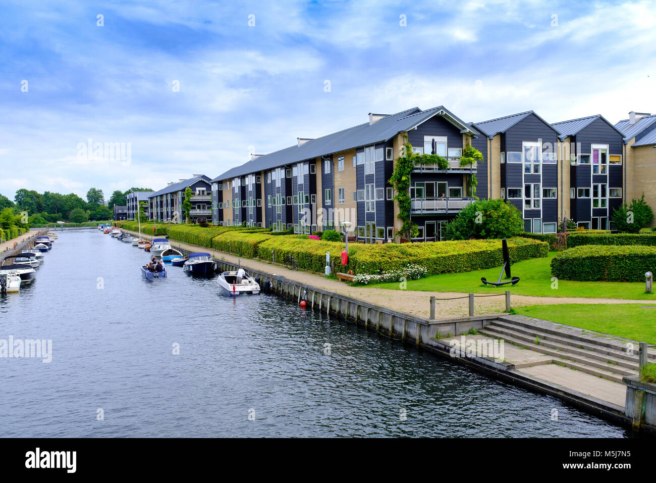 Copenhague, Dinamarca / Región Zelanda - 2017/07/26: Vista panorámica de la arquitectura contemporánea y canales de agua del distrito Christianshavn Foto de stock
