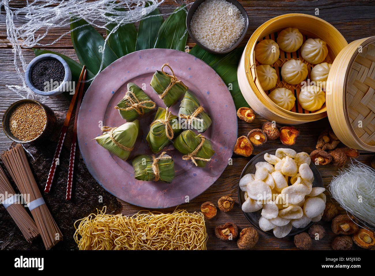 Zongzi Dumplings de arroz bollos de cerdo shiitake fideos de sésamo mezcla de alimentos asiáticos Foto de stock