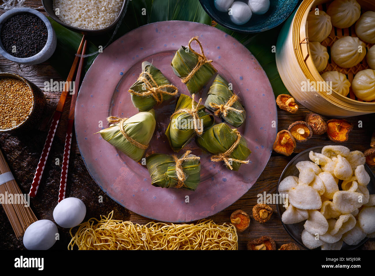 Zongzi Dumplings de arroz bollos de cerdo shiitake fideos de sésamo mezcla de alimentos asiáticos Foto de stock