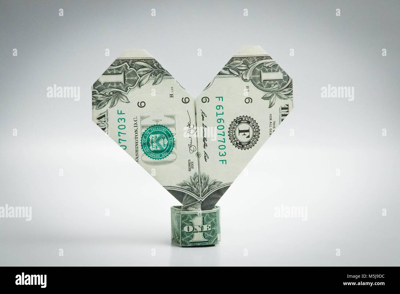 Corazón de Origami y el anillo dollar bill un dólar Fotografía de stock -  Alamy
