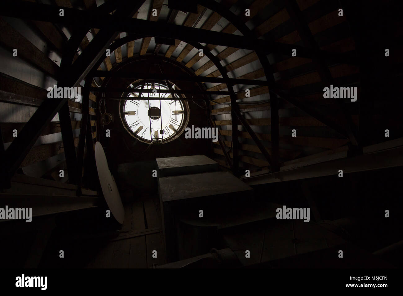 Mecanismo de reloj de pared fotografías e imágenes de alta resolución -  Alamy