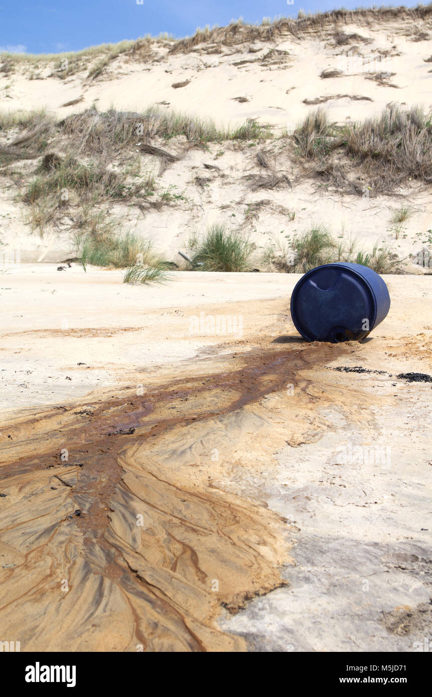 Los desechos tóxicos derramados en una playa. Contaminación del agua Foto de stock