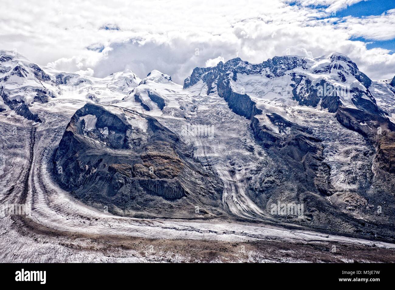 Los glaciares que alimentan el Gornergletscher revela una disminución del volumen de hielo y restos de morrenas. Foto de stock