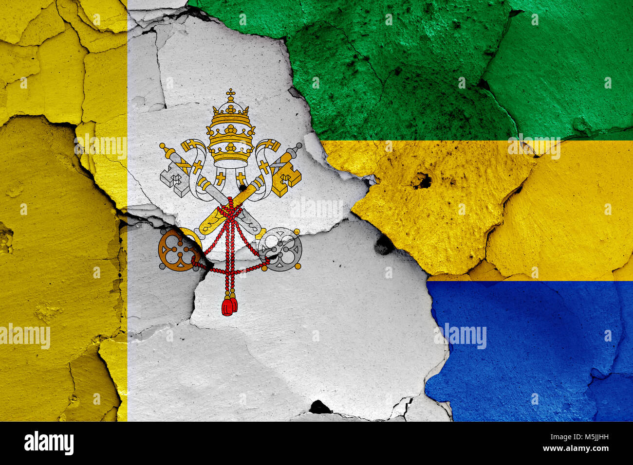 La bandera del Vaticano y Gabón pintados en la pared agrietada Foto de stock
