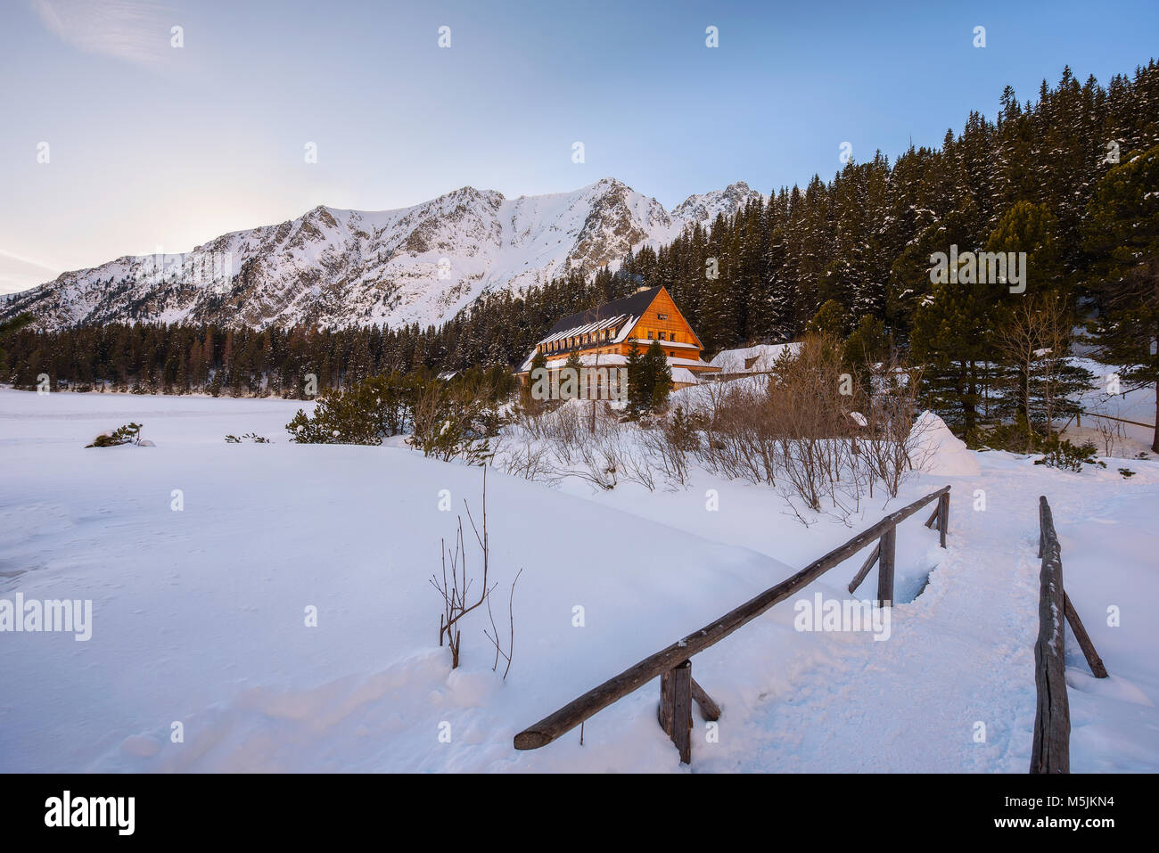 Lago glacial y un hotel de montaña en Altas Tatras, Eslovaquia Foto de stock