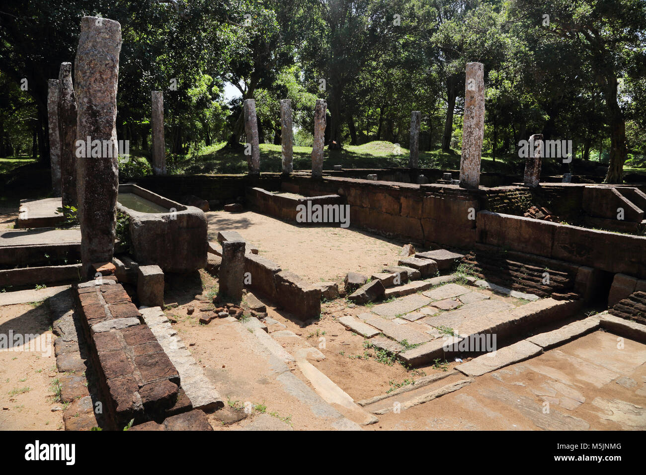 Anuradhapura, norte y centro de la Provincia de Sri Lanka Monasterio Abhayagiri Refectorio Ruinas Foto de stock
