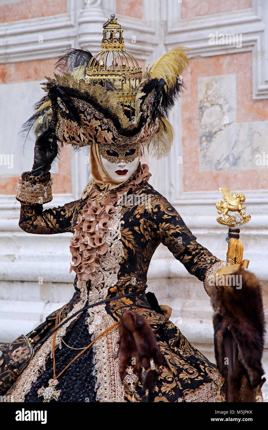 Mujer disfrazada con máscara veneciana,Carnaval en Venecia, Italia