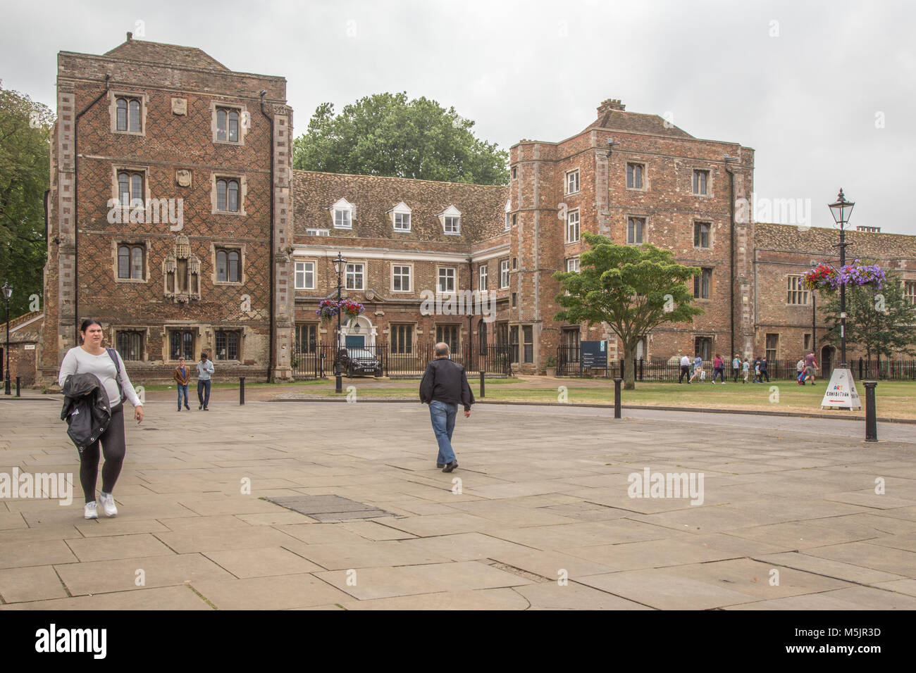 Ely, Cambridgeshire, Reino Unido - 19 de agosto, 2017: la gente pasea delante del Palacio del Obispo en Ely. Foto de stock