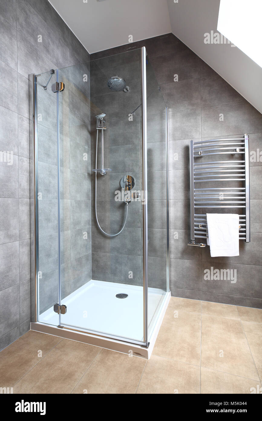 Nuevo y moderno cuarto de baño limpio. Cabina de ducha transparente.  Interior moderno de baño nuevo Fotografía de stock - Alamy