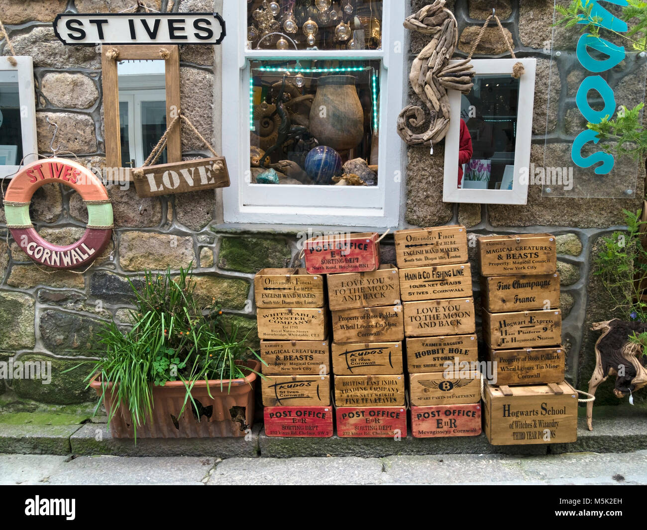 La ecléctica exhibición de mercancías fuera Kudos curiosidad antigua, antigüedades y coleccionables tienda en Fore Street, St Ives, Cornwall, Inglaterra, Reino Unido. Foto de stock