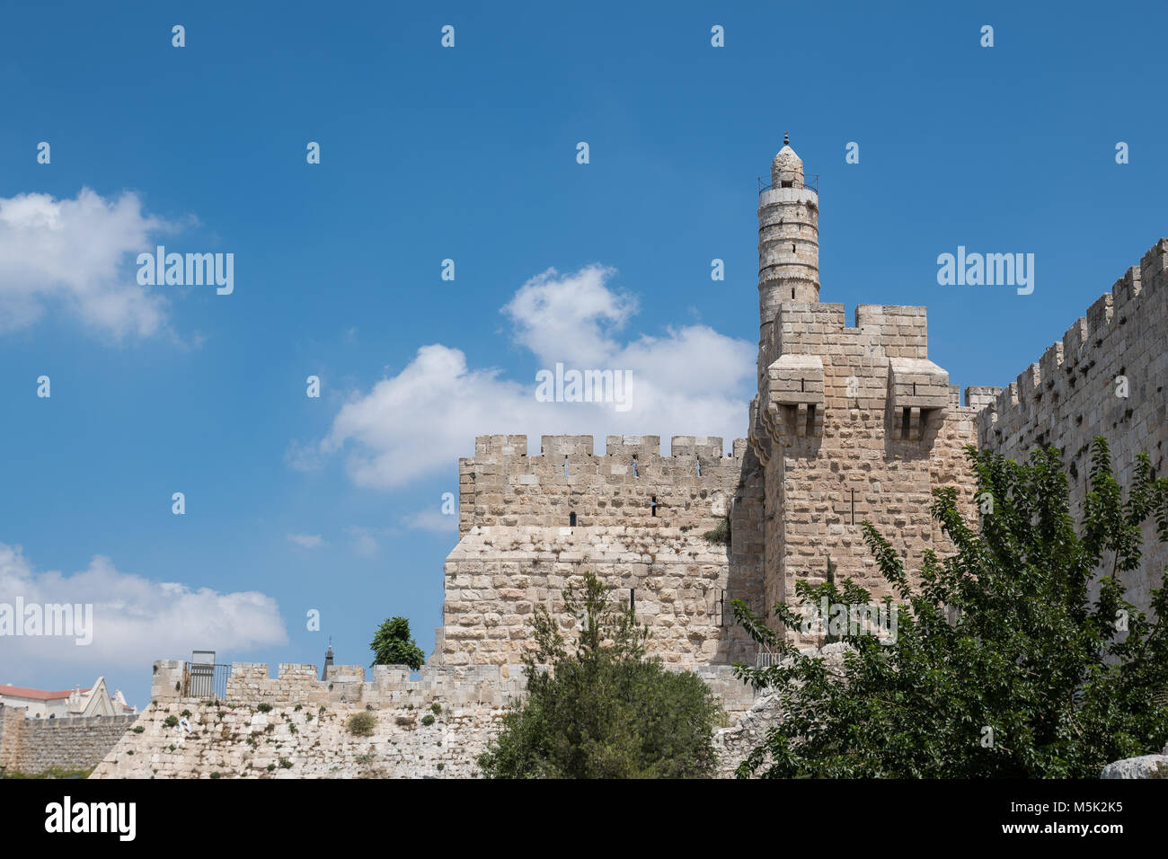 Torre de David la ciudadela y las murallas de la Ciudad Vieja de Jerusalén con un cielo limpio. Foto de stock