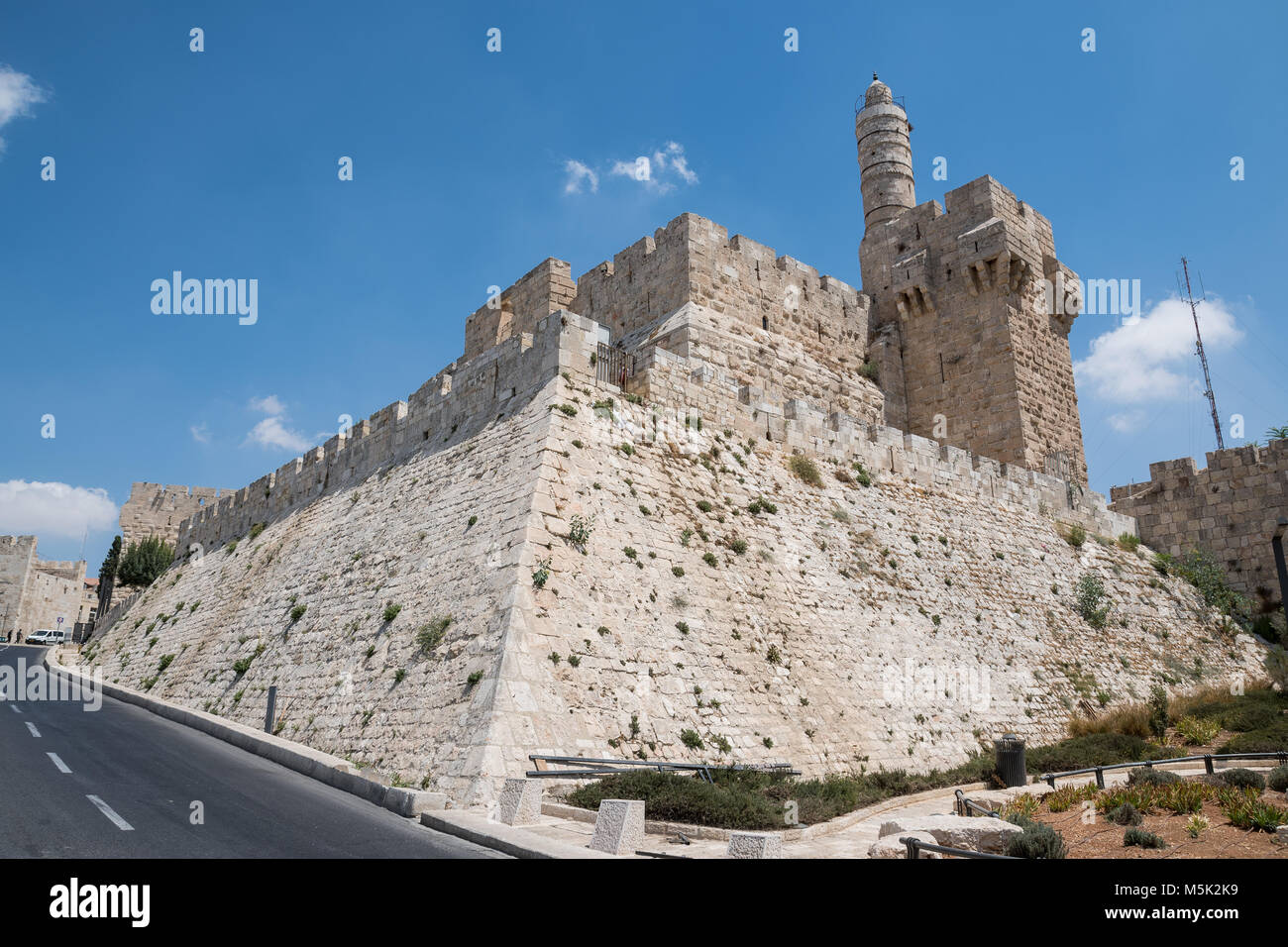Torre de David la ciudadela y las murallas de la Ciudad Vieja de Jerusalén con un cielo limpio. Foto de stock