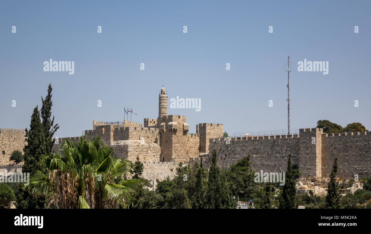 Vista de la Torre de David, la ciudadela y las murallas de la Ciudad Vieja de Jerusalén desde Teddy Park. Foto de stock