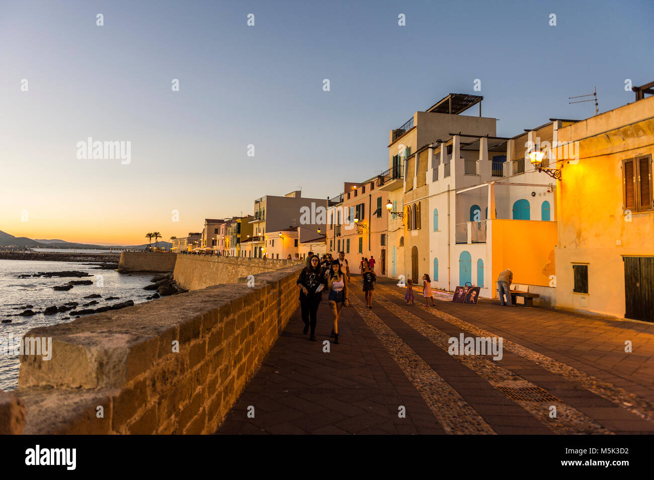 Waterfront en la ciudad costera de Alghero después del atardecer, Cerdeña, Italia Foto de stock