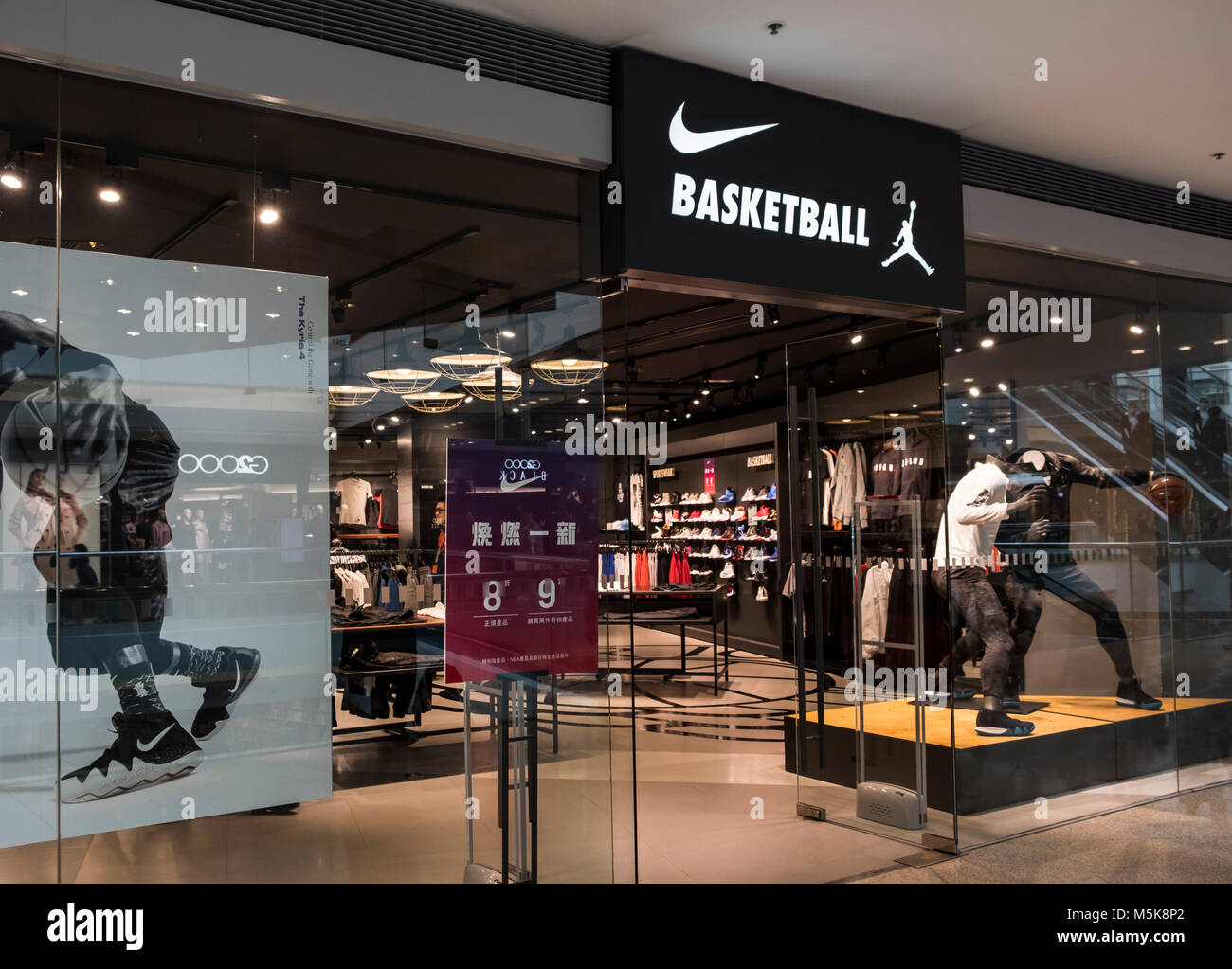 Nike store interior fotografías e imágenes de alta resolución -