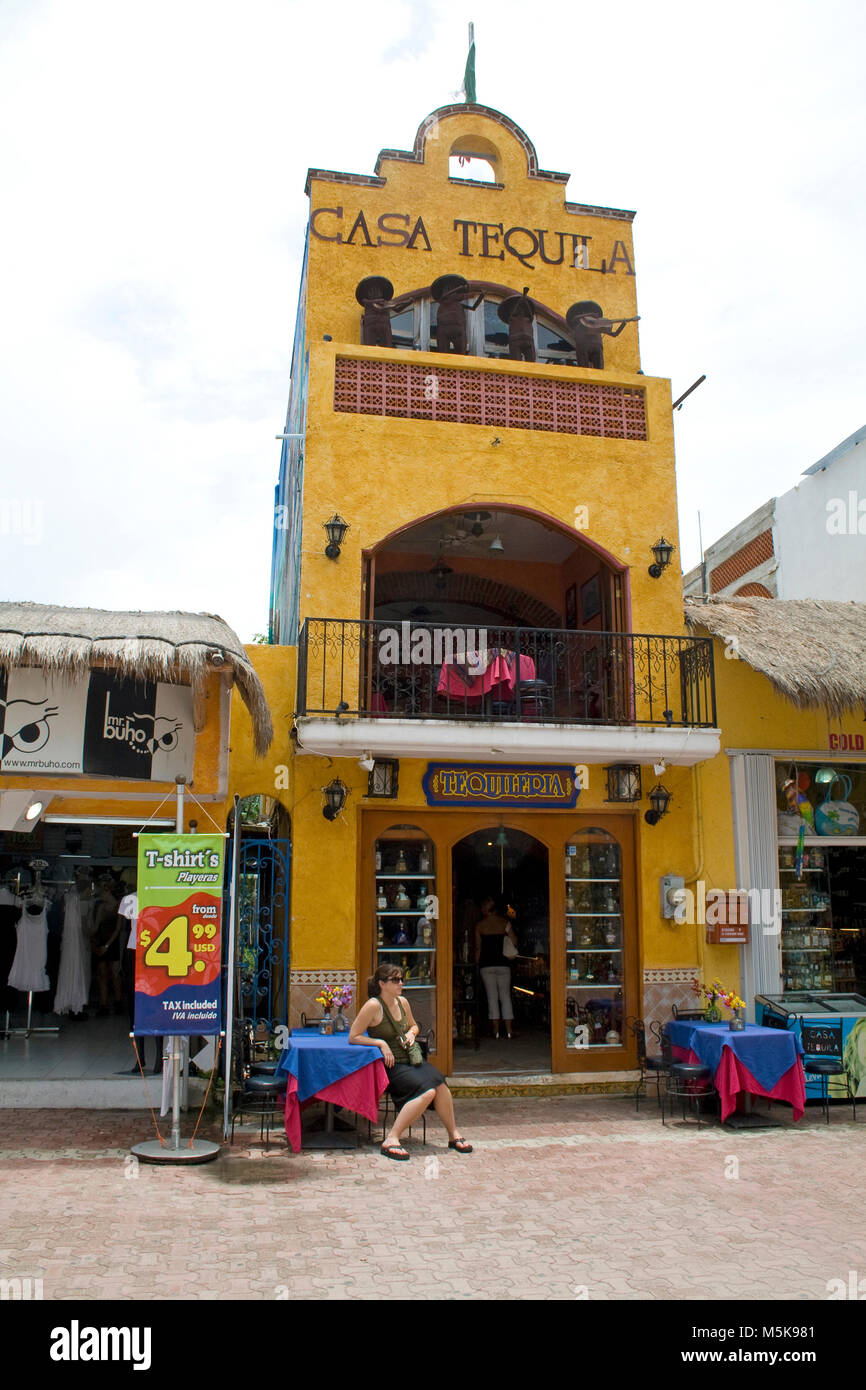 Casa Tequila, una tienda de licores en el paseo marítimo, la Playa del Carmen, México, el Caribe Foto de stock