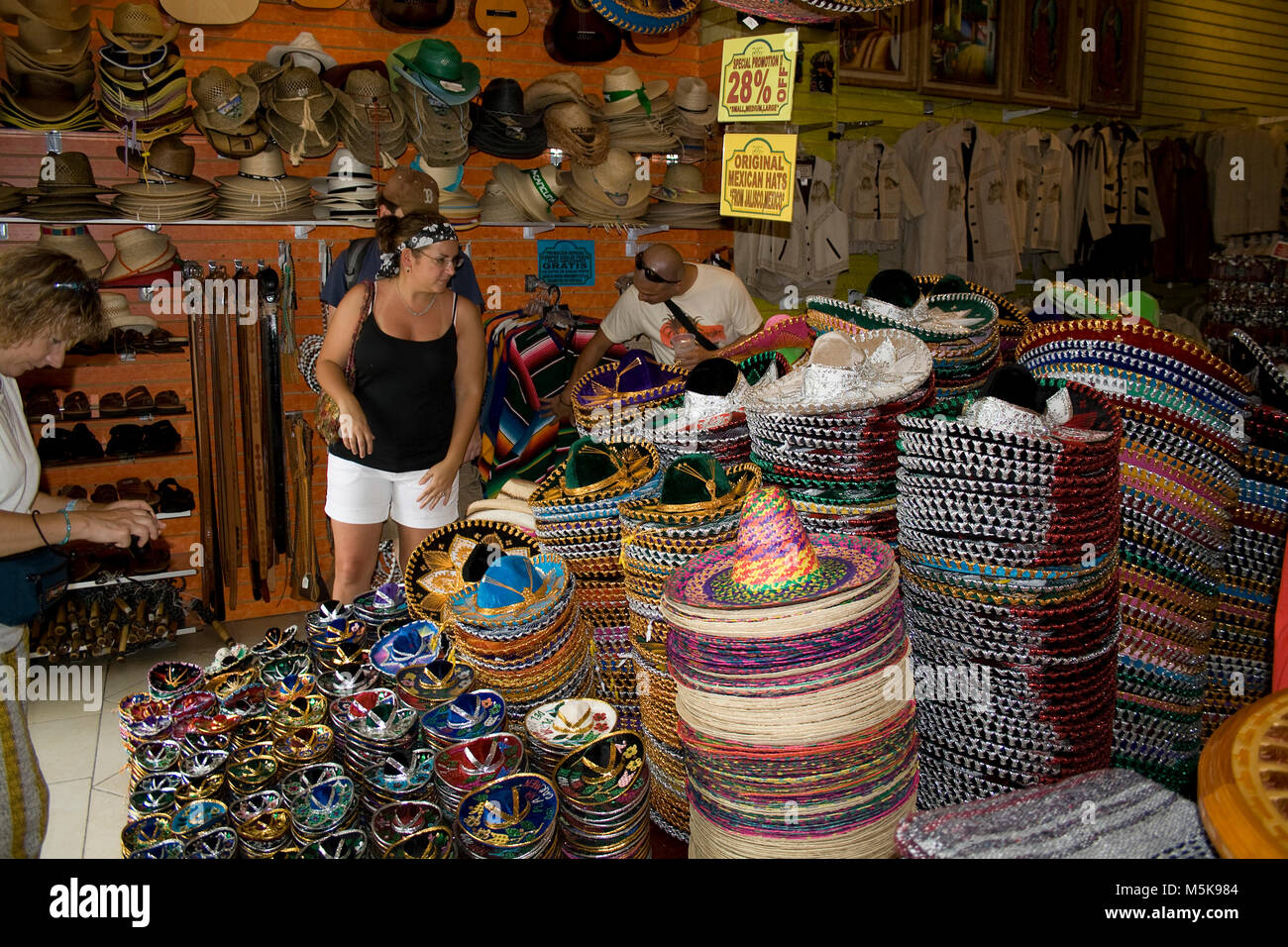 Sombreros mejicanos en venta, tienda de souvenirs en el paseo maritimo de  la Playa del Carmen, México, el Caribe Fotografía de stock - Alamy