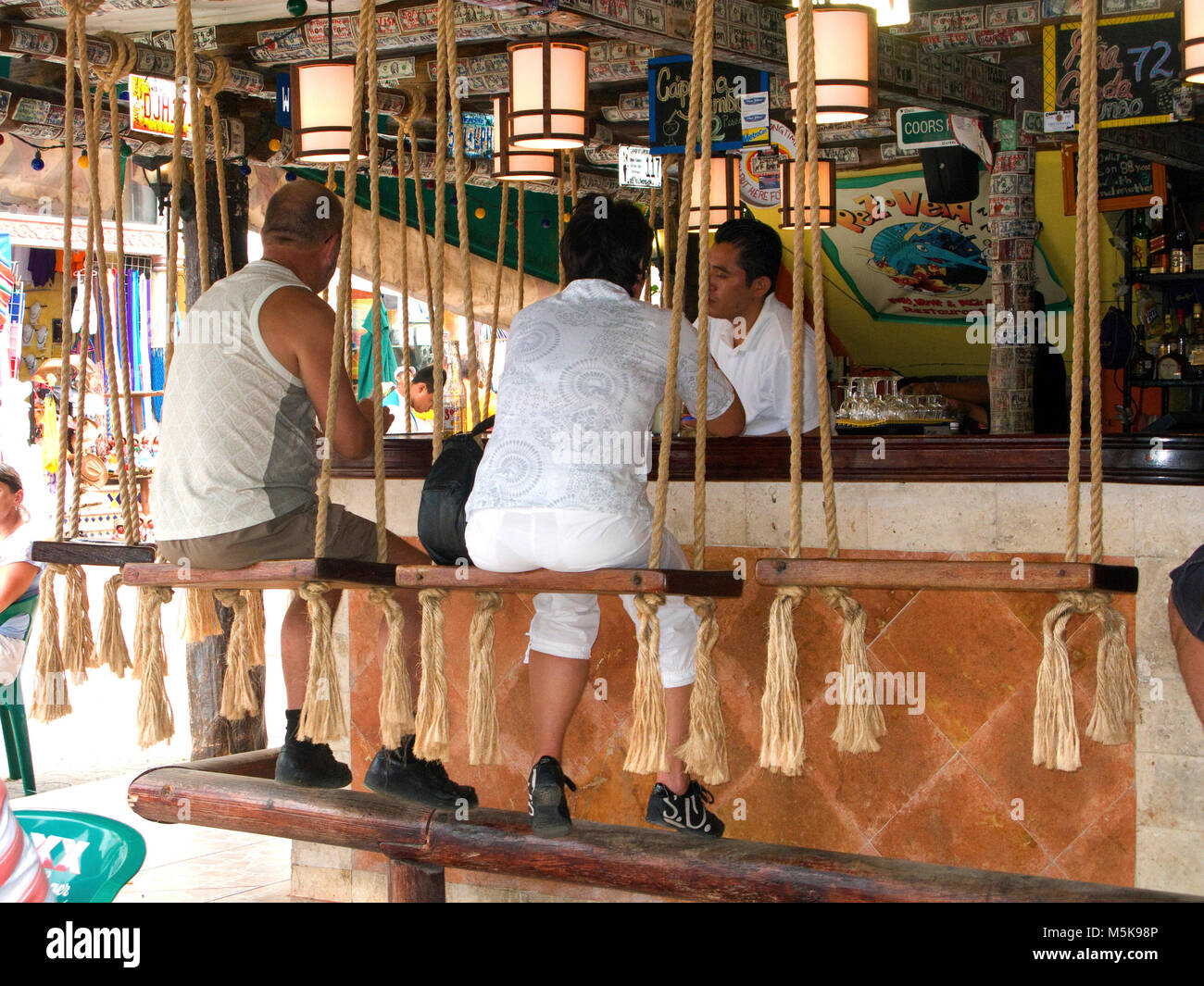 Los turistas en el mostrador de un bar en la playa, la playa de Playa del Carmen, México, el Caribe Foto de stock