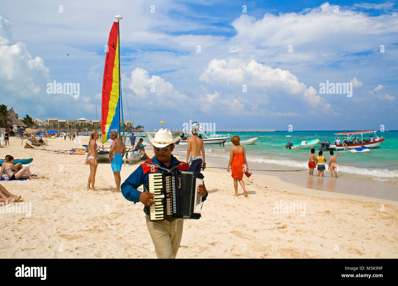 El hombre mexicano tocando el acordeón en la playa de Playa del Carmen, México, el Caribe Foto de stock