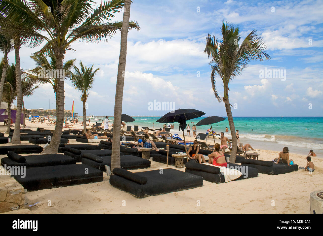 Komfortable Strandliegen am Strand von Playa del Carmen, Mexiko, Karibik | cómodas tumbonas en la playa de Playa del Carmen, México, el Caribe Foto de stock