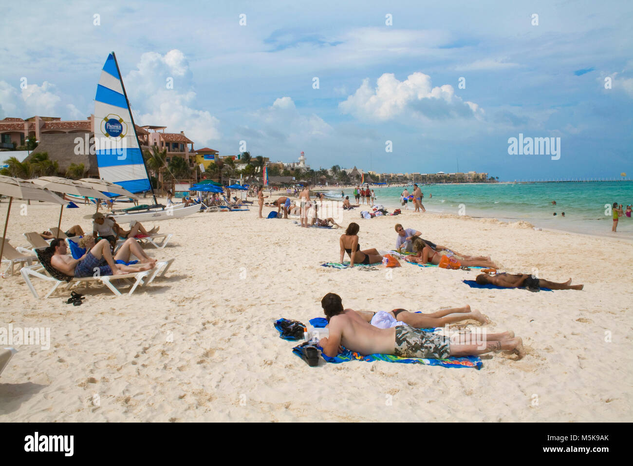 Sonnenbad am Strand von Playa del Carmen, Mexiko, Karibik | turistas tomando el sol en la playa de Playa del Carmen, México, el Caribe Foto de stock
