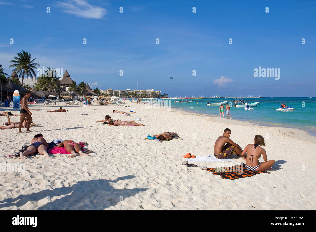 Sonnenbad am Strand von Playa del Carmen, Mexiko, Karibik | turistas tomando el sol en la playa de Playa del Carmen, México, el Caribe Foto de stock