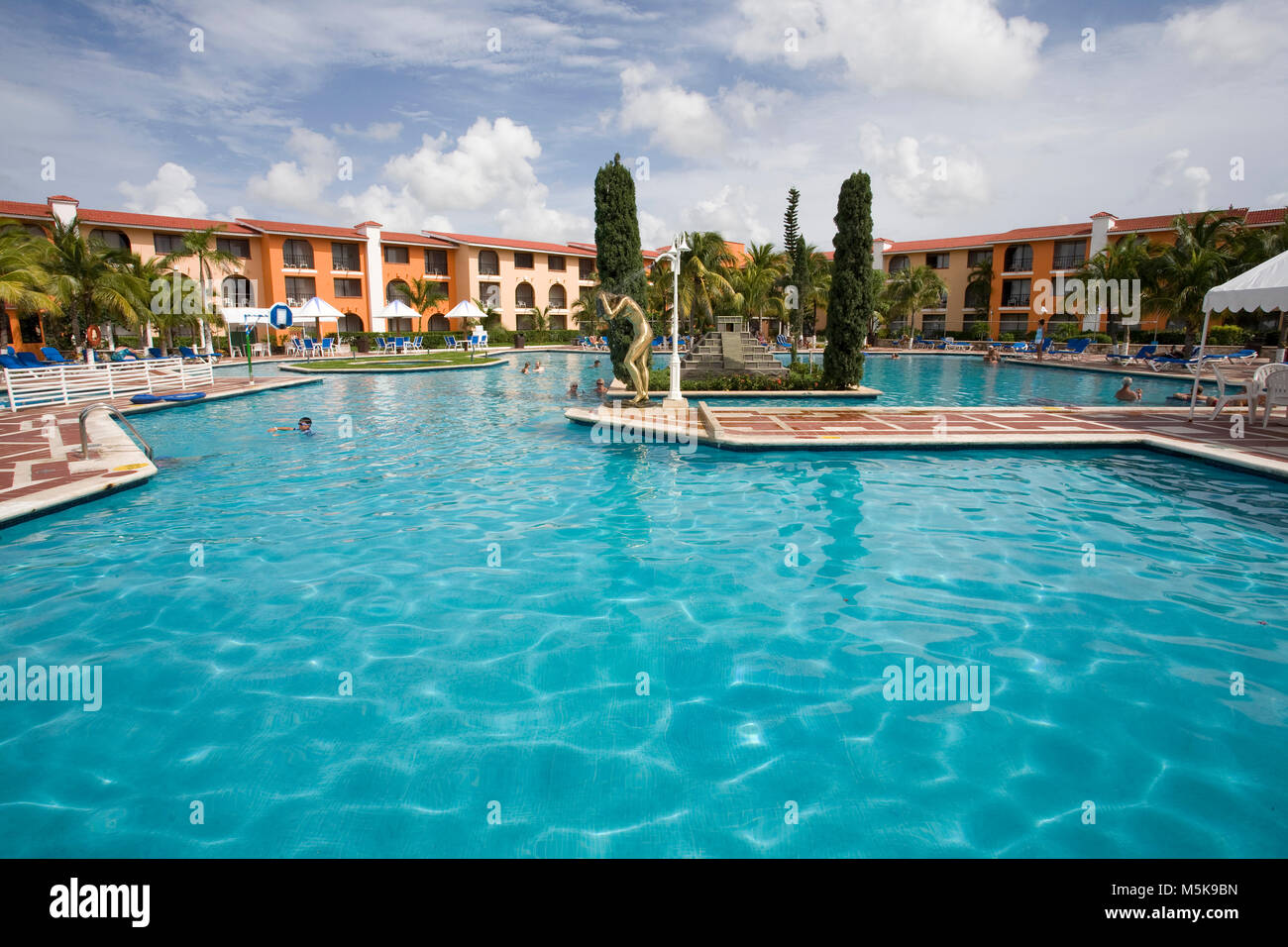 Pool-Landschaft im Hotel Cozumel, Cozumel, Mexiko, Karibik | Piscina en el Hotel Cozumel, Cozumel, México, el Caribe Foto de stock
