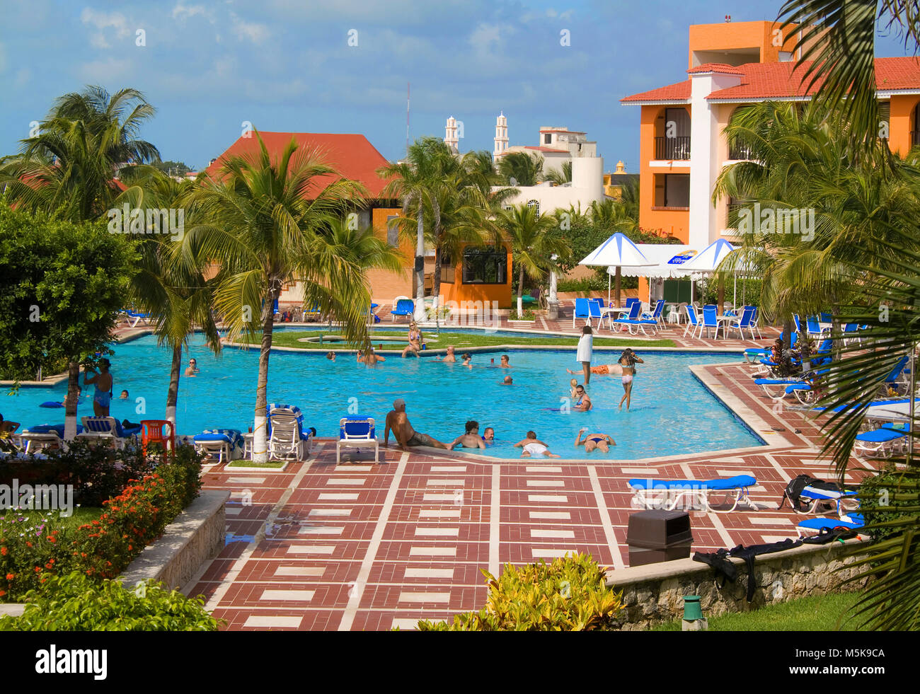 Pool-Landschaft im Hotel Cozumel, Cozumel, Mexiko, Karibik | Piscina en el Hotel Cozumel, Cozumel, México, el Caribe Foto de stock