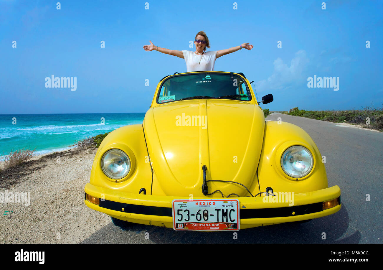 Diversión en excursión con coche escarabajo en eastside de Cozumel, México, el Caribe Foto de stock