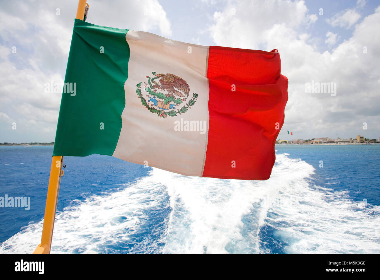 Bootsfahrt, mexikanische Nationalflagge am Heck, Cozumel, Mexiko, Karibik | viaje en barco, la bandera nacional de México en la popa, Cozumel, México, el Caribe Foto de stock