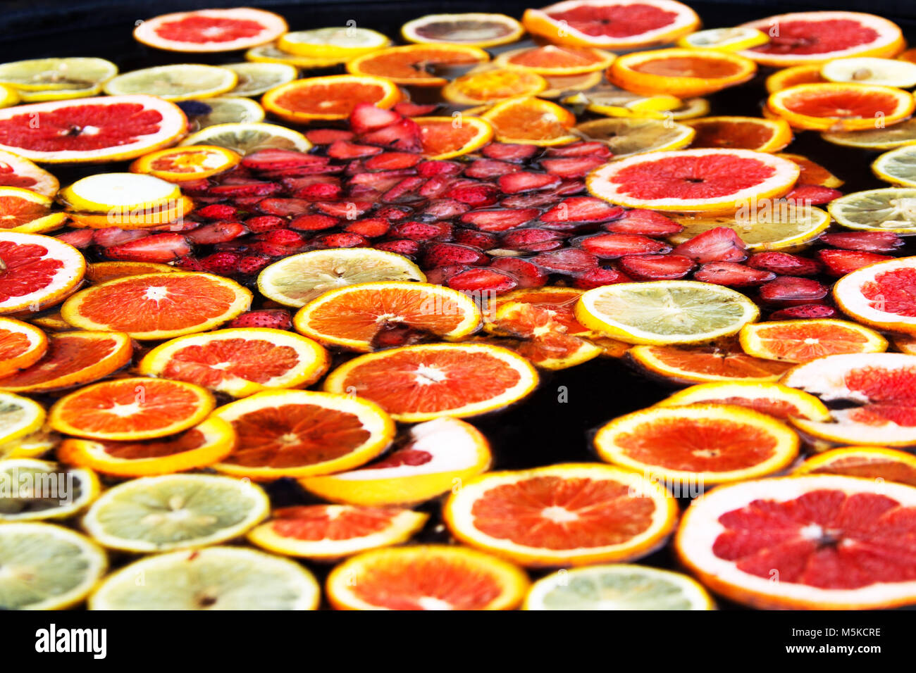La compota de frutas. Agua de frutas. Sbiten ruso. La compota de naranja y  fresas Fotografía de stock - Alamy