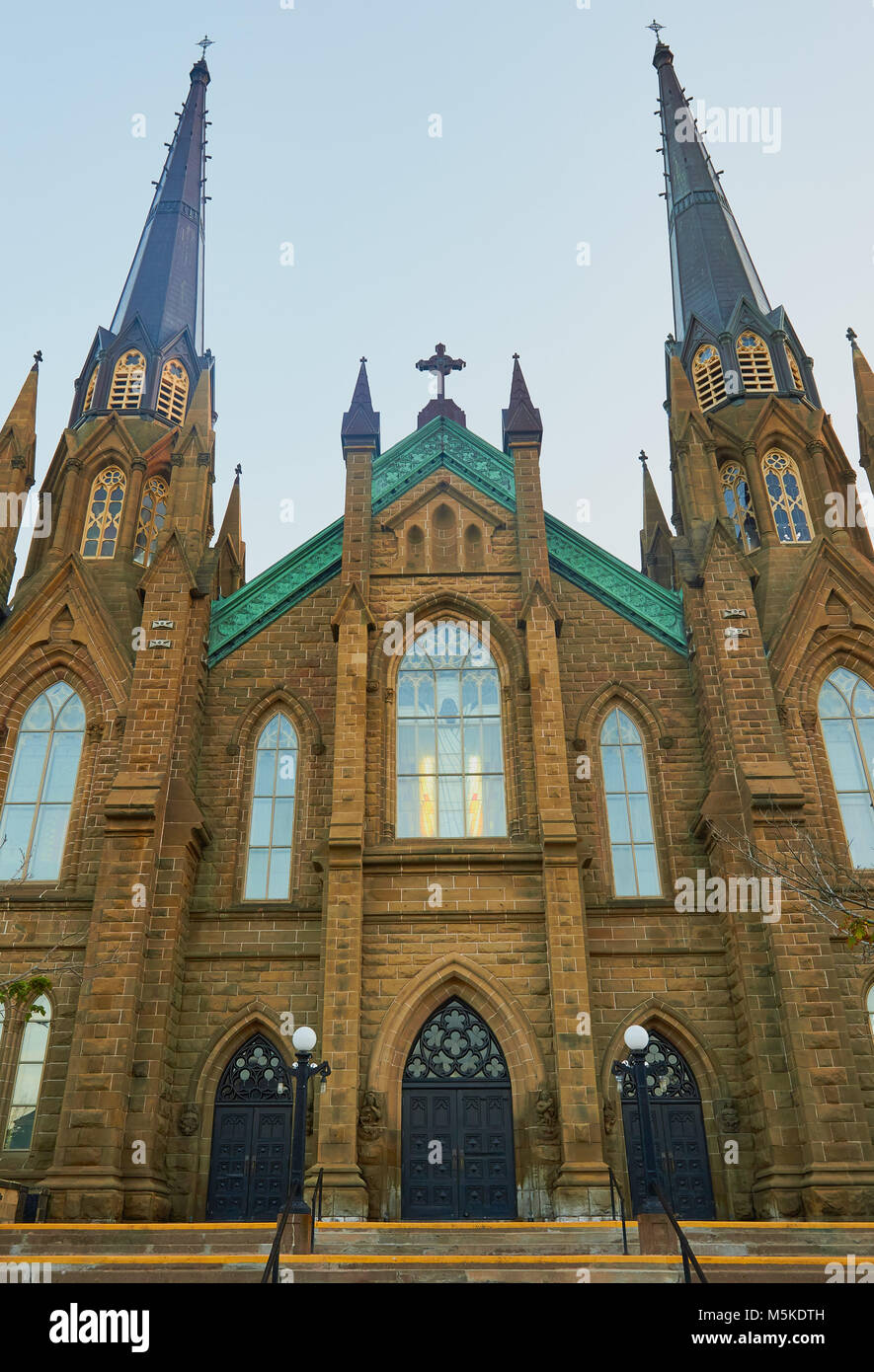 La Basílica de San Dunstan, Charlottetown, Prince Edward Island (PEI), Canadá Por Francois-Xavier Berlinguet. Construida en piedra en estilo gótico francés (1913) Foto de stock