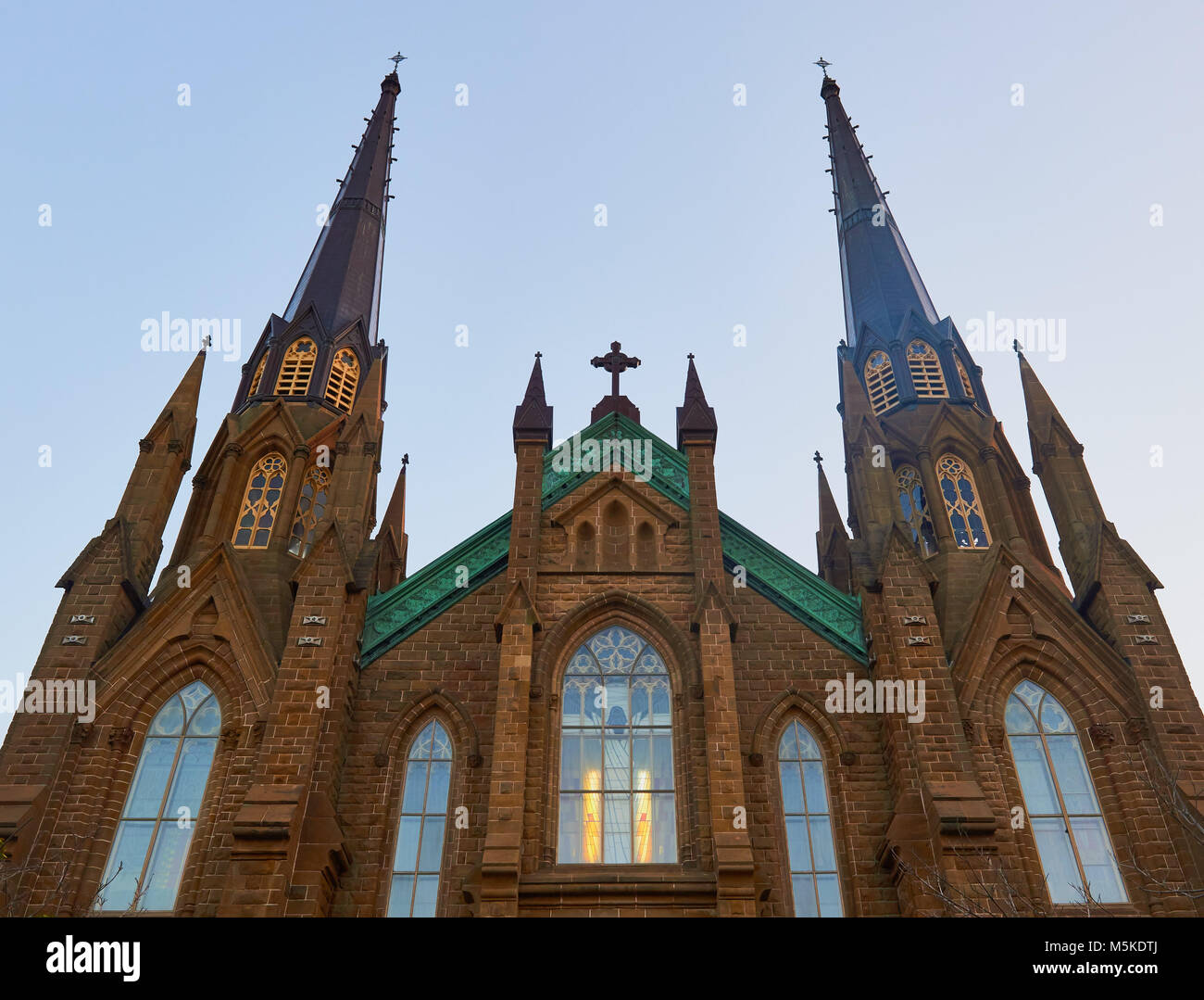 La Basílica de San Dunstan, Charlottetown, Prince Edward Island (PEI), Canadá Por Francois-Xavier Berlinguet. Construida en piedra en estilo gótico francés (1913) Foto de stock