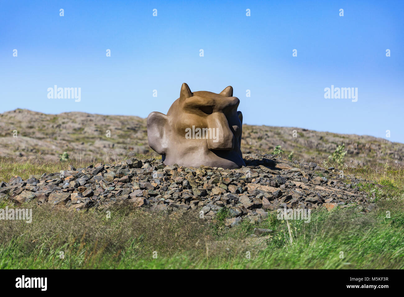 Troll de piedra estatua en Fossatun en Islandia, tierra de los elfos y  trolls Fotografía de stock - Alamy