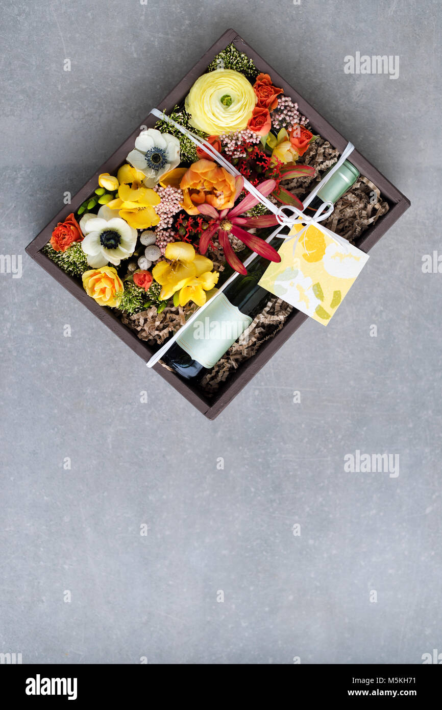 Ramo de flores con una botella de vino blanco en cuadro rústico de madera  antigua. Romántico presente, hermosos arreglos florales Fotografía de stock  - Alamy