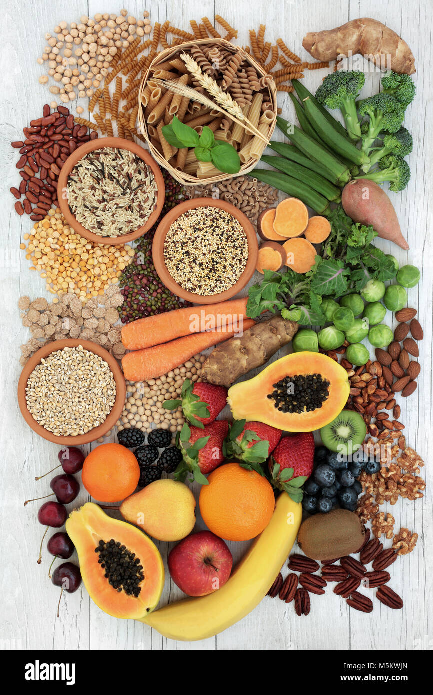 Alimentos ricos en fibra saludable con cereales, leguminosas, trigo entero, pastas, fruta fresca Alimentos ricos en fibra saludable con cereales, leguminosas, trigo entero, pastas, fruta fresca