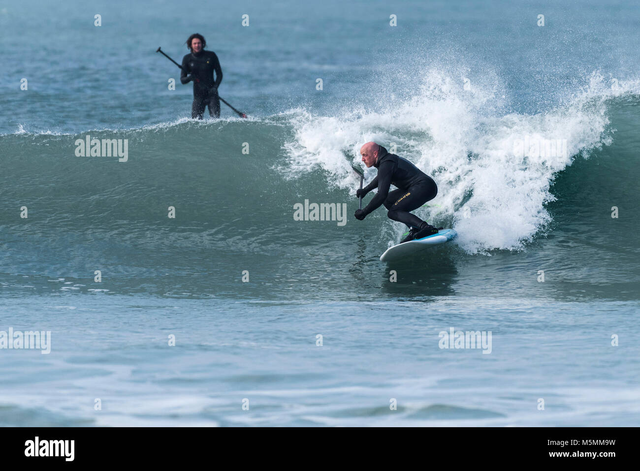 Una paleta boarder montando una onda en Fistral en Newquay, Cornwall. Foto de stock