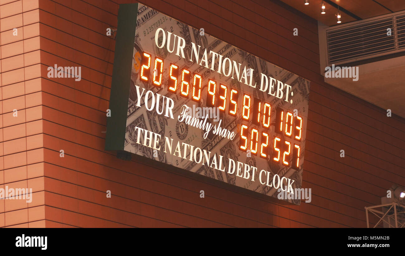 Reloj de la deuda nacional en Manhattan, Ciudad de Nueva York, es una  pantalla de matriz de puntos que constantemente se actualiza para mostrar  la deuda actual de Estados Unidos Fotografía de