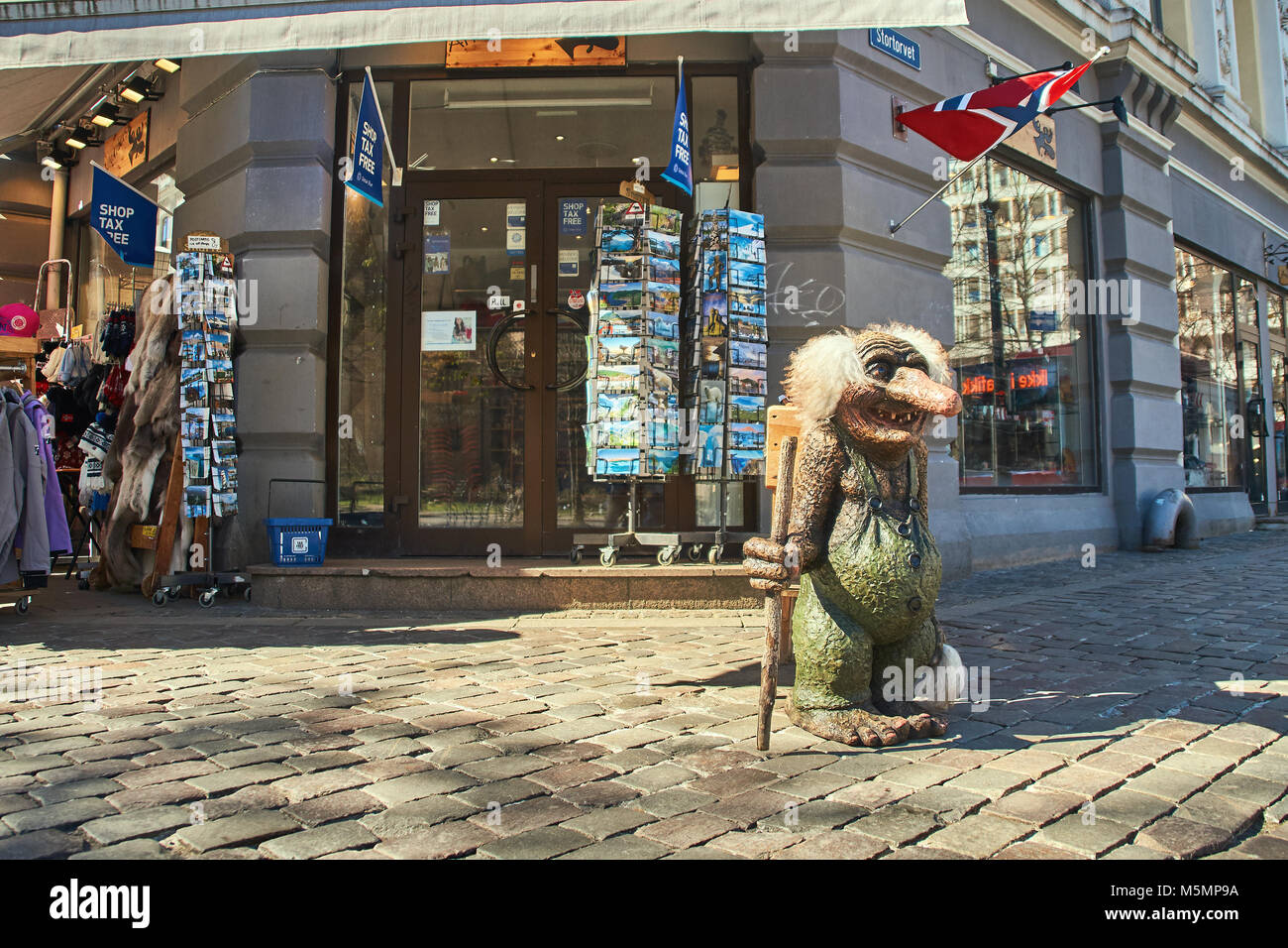 Oslo, Noruega: 1 de mayo de 2017 - tradicional noruego troll figura en la calle en frente de una tienda de regalos. Foto de stock