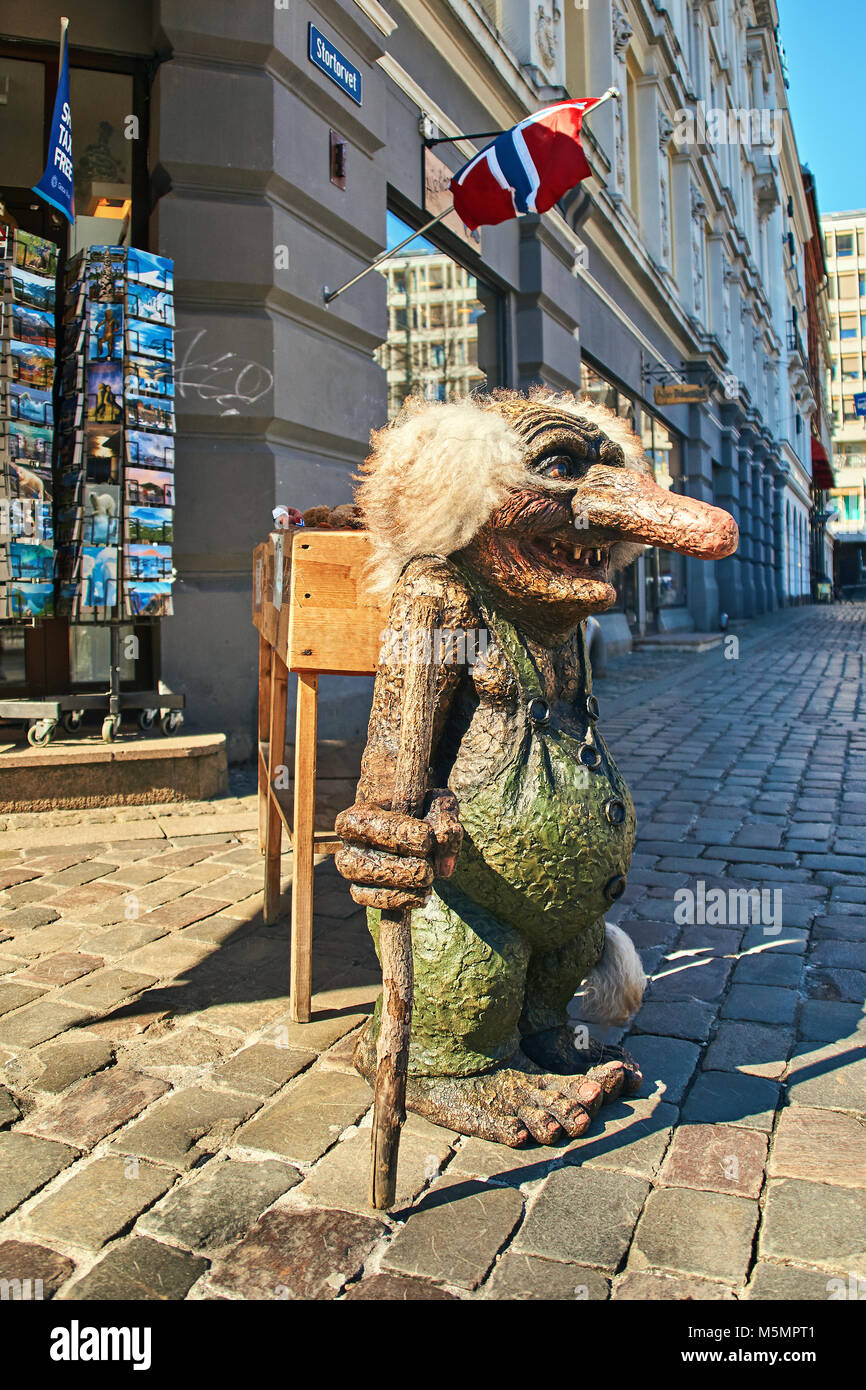Oslo, Noruega: 26 de abril de 2017 - tradicional noruego troll figura en la calle en frente de una tienda de regalos. Foto de stock