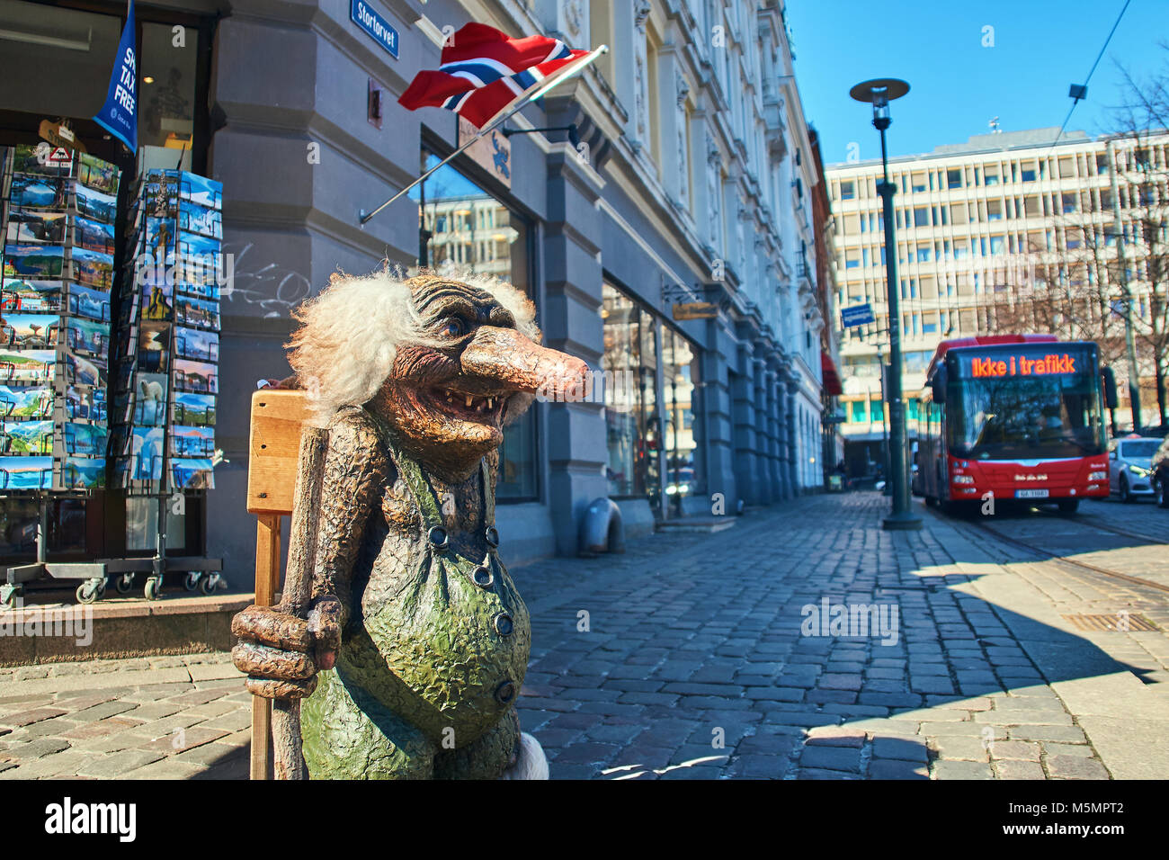 Oslo, Noruega: 26 de abril de 2017 - tradicional noruego troll figura en la calle en frente de una tienda de regalos. Foto de stock
