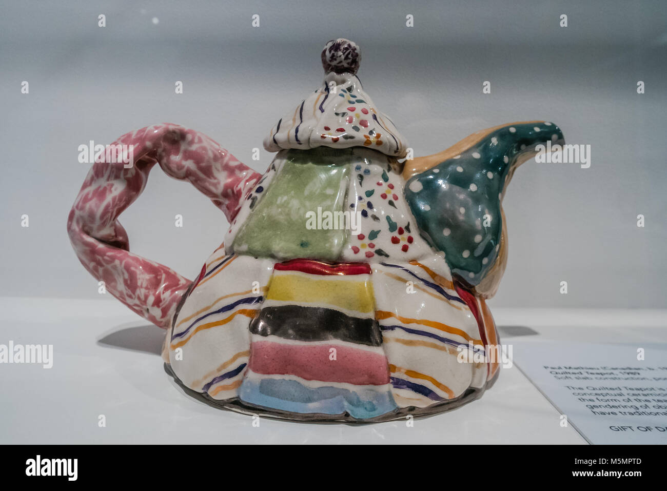 Tetera de porcelana en exhibición en el museo Fotografía de stock - Alamy