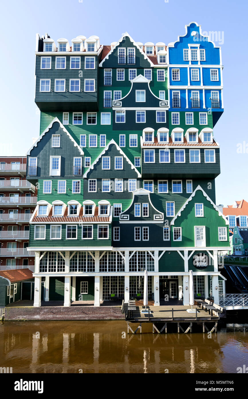 Inntel Hotel en Zaandam, NL. La fachada, una acumulación de casi setenta tradicional 'Zaanse' se convierte en la casas característica notable de este edificio. Foto de stock