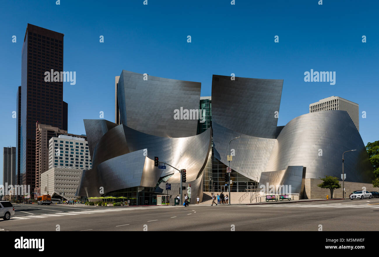 El Walt Disney Concert Hall, en Los Angeles, CA. Este es el trabajo del arquitecto canadiense Frank Gehr. Foto de stock