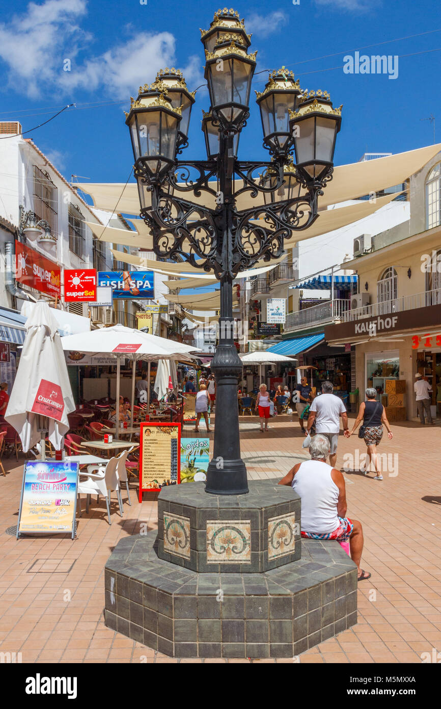 Lampost, peatonal, calle de tiendas, Torremolinos, Spain Foto de stock