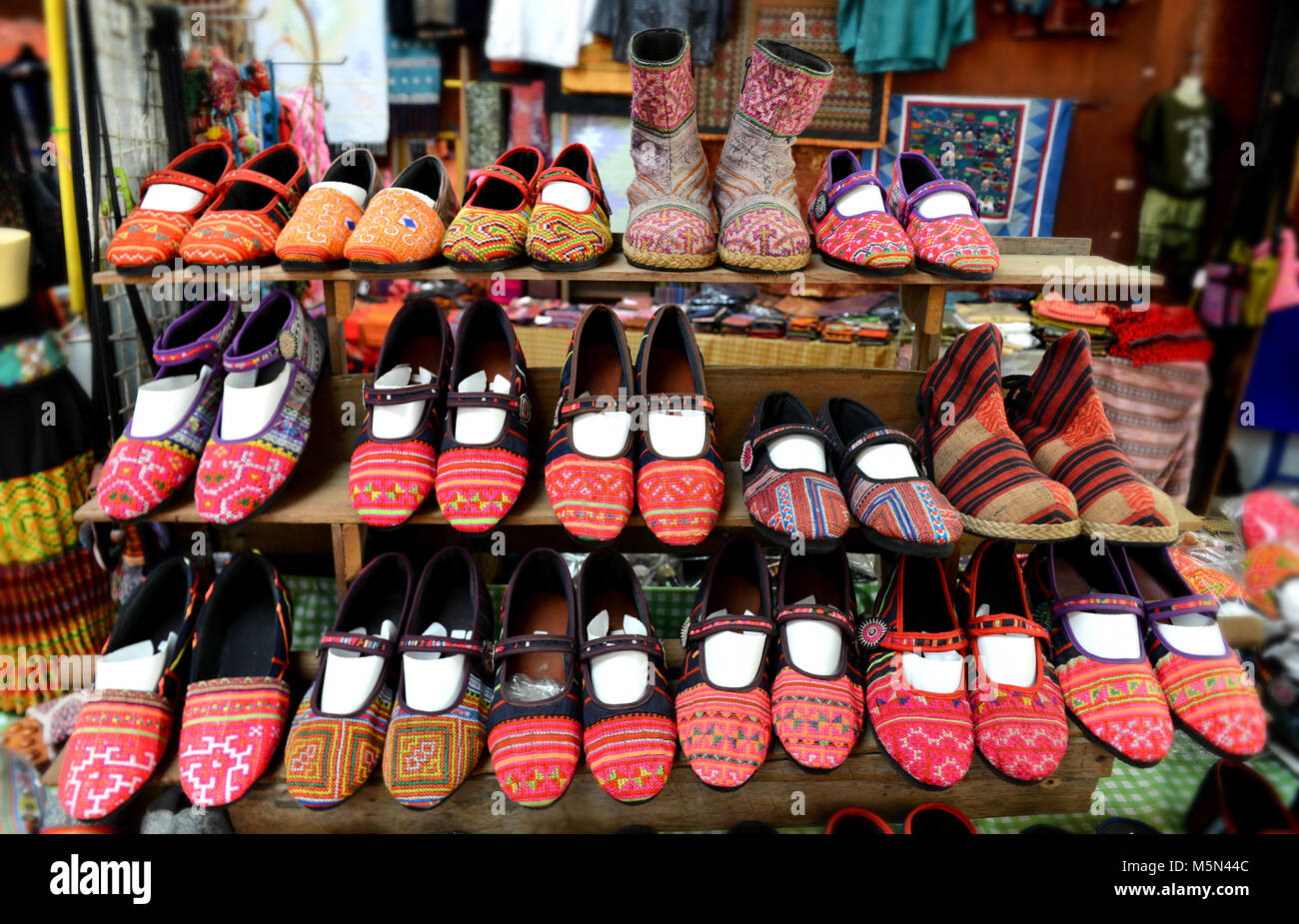 Zapatos nativos hechos a mano fotografías e imágenes de alta resolución -  Alamy